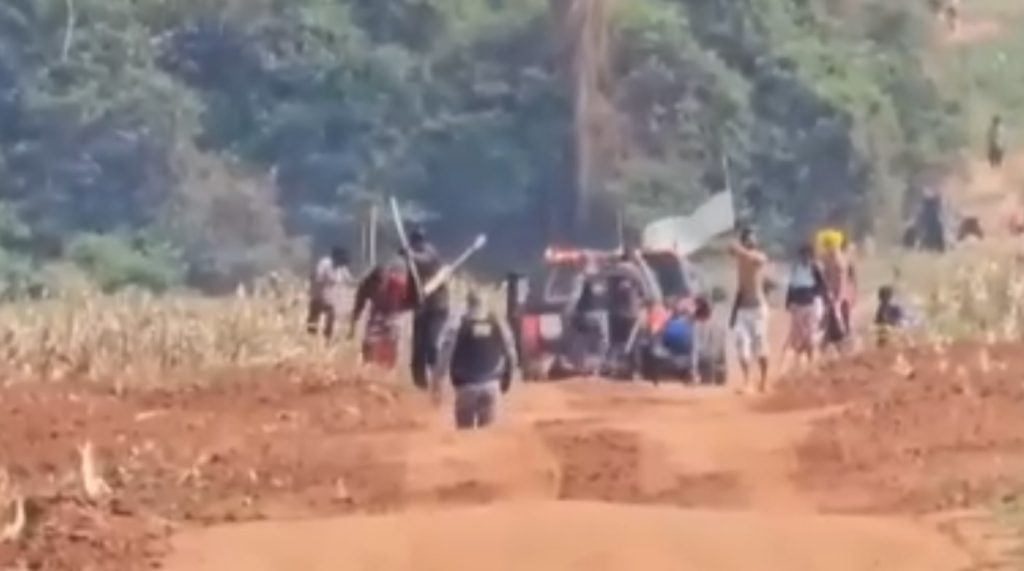 Policial é agredido e tem fuzil tomado por indígenas em área de invasão