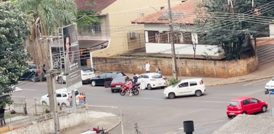 Cacetada! Gol se envolve em acidente com HB20 estacionado no Centro