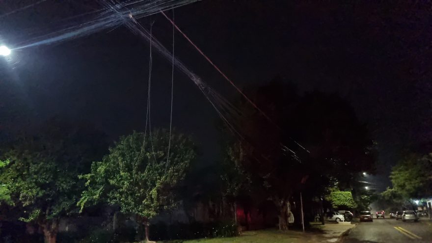 Transitar corta cabos suspensos e libera trânsito em ruas no Santa Cruz
