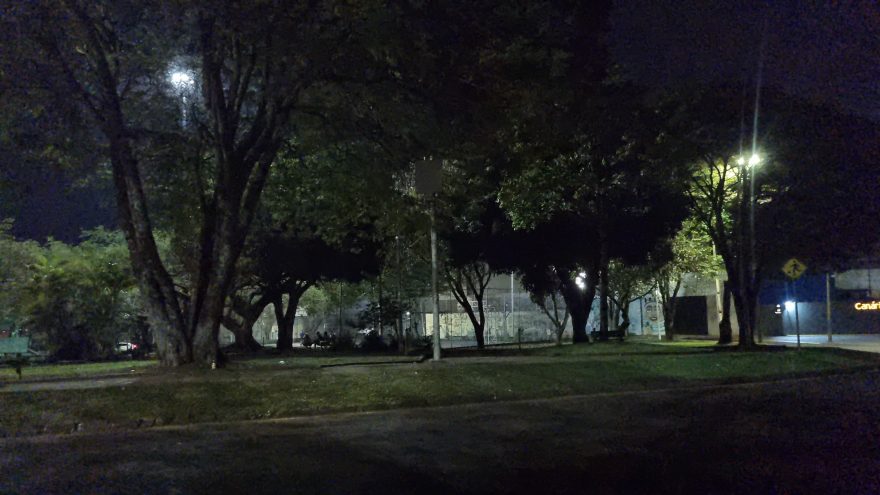Praça do Canário no escuro: moradores reclamam da falta de iluminação