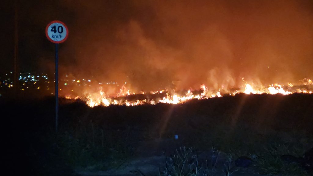 Área de vegetação pega fogo no Bairro Cascavel Velho