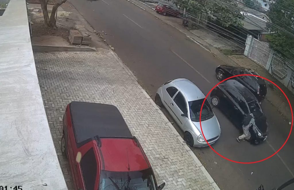 Por um fio! Câmeras registram momento que criança é quase atropelada em Cascavel Por um fio! Câmeras registram momento que criança é quase atropelada em Cascavel