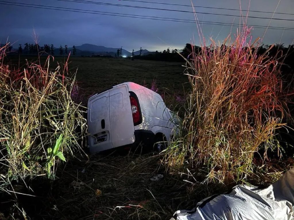 Palotinense morre após colisão entre Fiorino e caminhão em SC Palotinense morre após colisão entre Fiorino e caminhão em SC