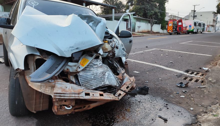 Celta fica destruído ao colidir com ônibus do transporte coletivo em acidente com vítimas