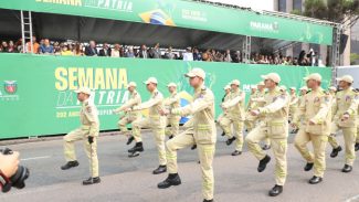 Desfile com milhares de pessoas festeja os 202 anos da Independência do Brasil