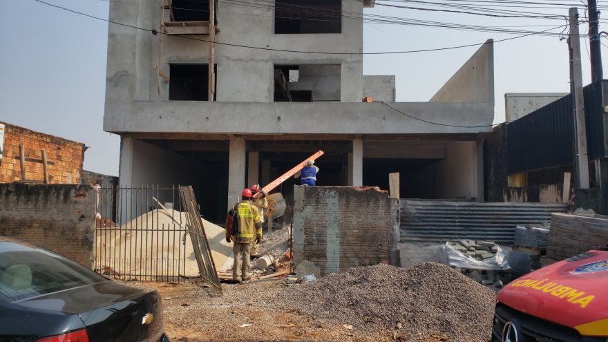 Bombeiros realizam resgate em altura de trabalhador ferido na rua Antonina