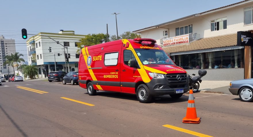 Motorista abre a porta repentinamente e atinge mulher que andava de patinete na rua Fortaleza