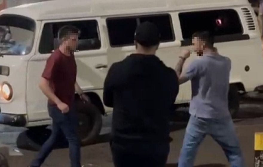 Internauta flagra briga em frente a bar no Centro