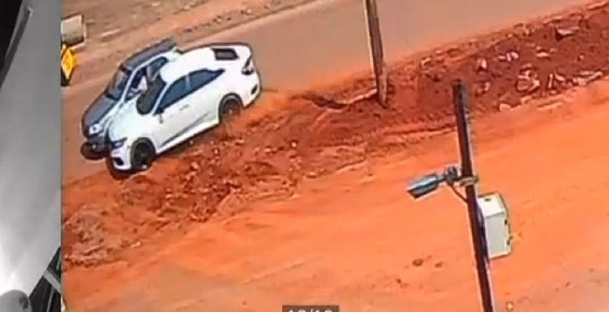 Câmeras registram acidente entre Palio e Civic na Avenida Carlos Gomes