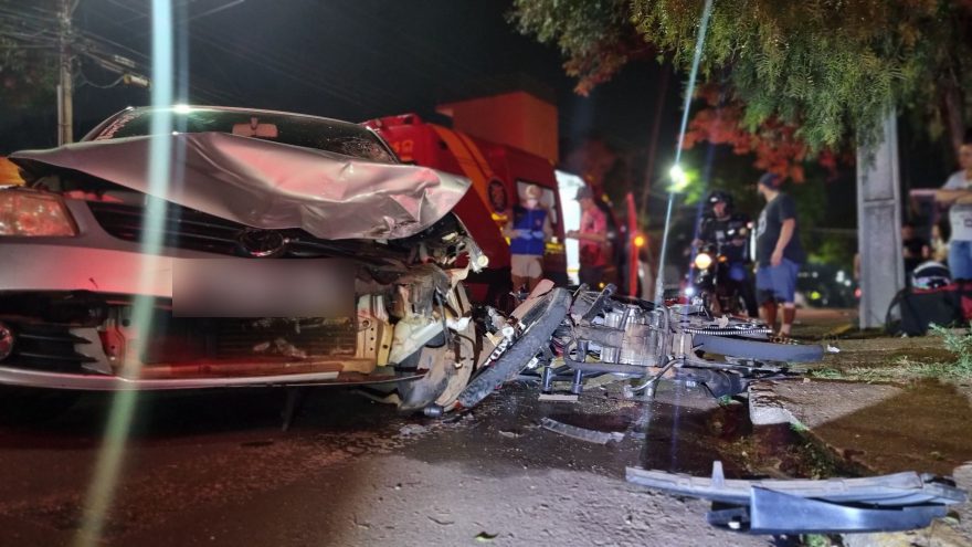 Forte colisão entre moto e Gol deixa motociclista ferido no Cancelli