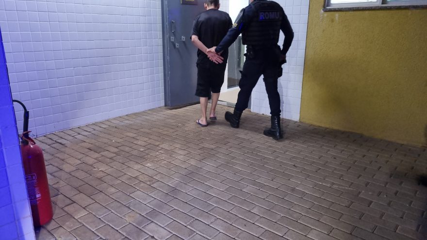 Homem é detido após destruir móveis e ameaçar esposa no bairro Cascavel Velho