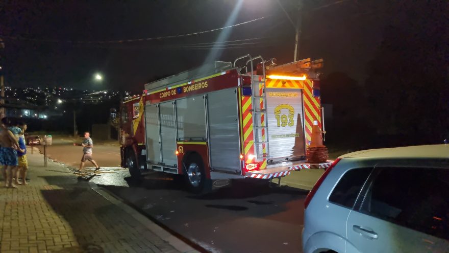 Bombeiros são acionados para controlarem incêndio que atingiu galpão