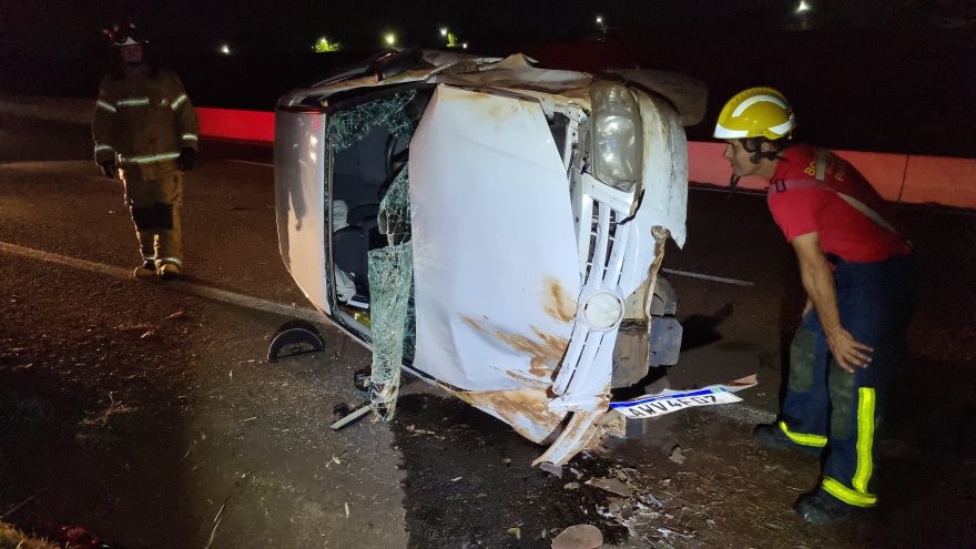 Acidente na BR-467: Carro capota e deixa duas jovens feridas