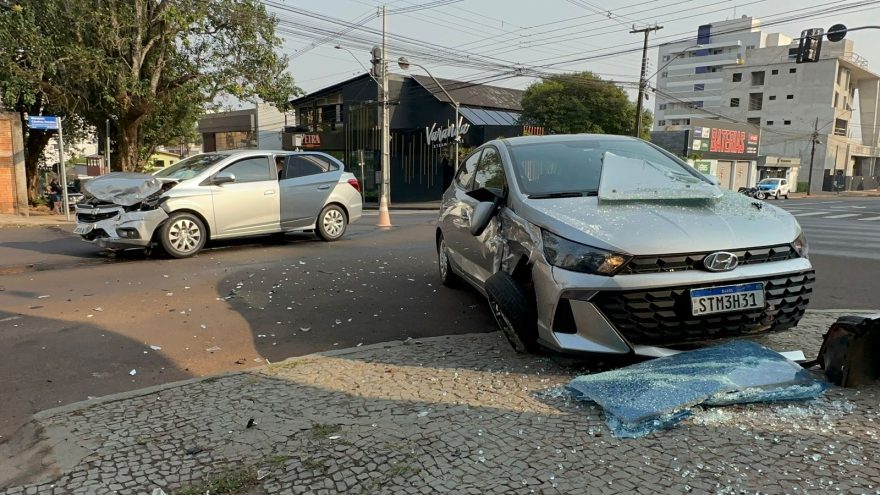 Após forte colisão, carro é jogado contra fachada de empresa no Centro
