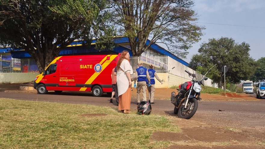 Duas pessoas ficam feridas em colisão entre bicicleta elétrica e moto