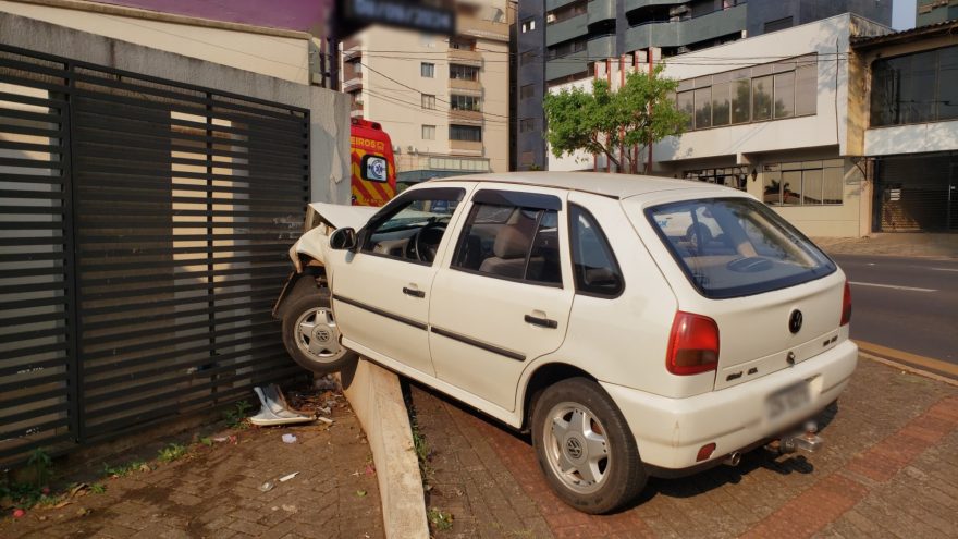 Idoso fica ferido ao bater carro contra muro na Rua Minas Gerais