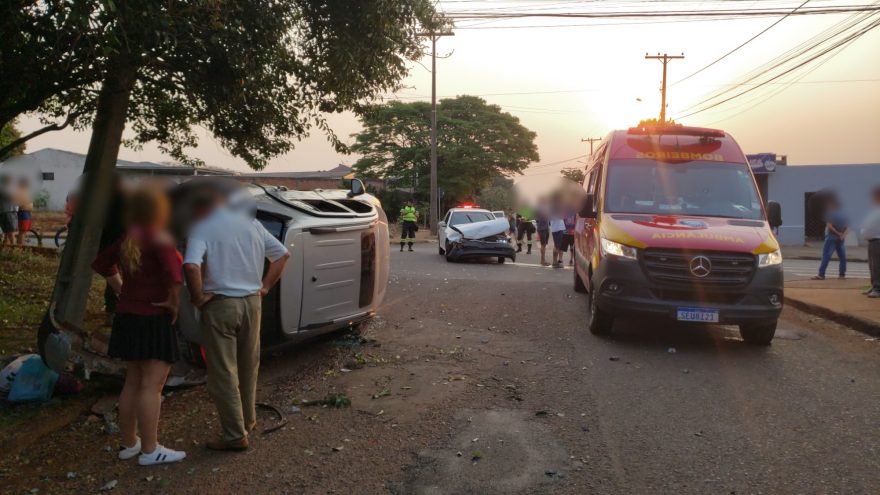 Mulher e bebê de três meses ficam feridos em acidente seguido de capotamento na