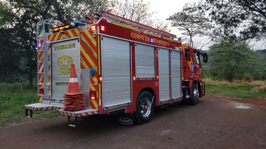 Bombeiros combatem incêndio em propriedade no São Francisco