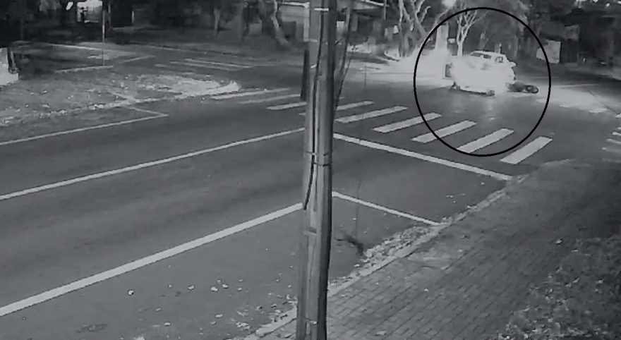 Câmera registra acidente entre carro e moto no Claudete