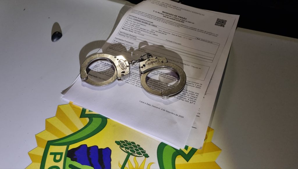 Devendo R$ 4 mil em pensão alimentícia, homem é detido no Santa Cruz Devendo R$ 4 mil em pensão alimentícia, homem é detido no Santa Cruz