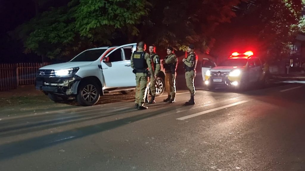 Casal é detido após colidir Hilux em viatura da PM durante tentativa de fuga no Centro Casal é detido após colidir Hilux em viatura da PM durante tentativa de fuga no Centro