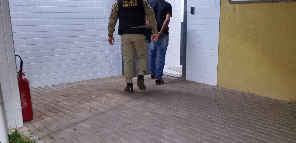 Enciumado, homem agride atual da ex com chave de roda na testa, é contido e preso Enciumado, homem agride atual da ex com chave de roda na testa, é contido e preso