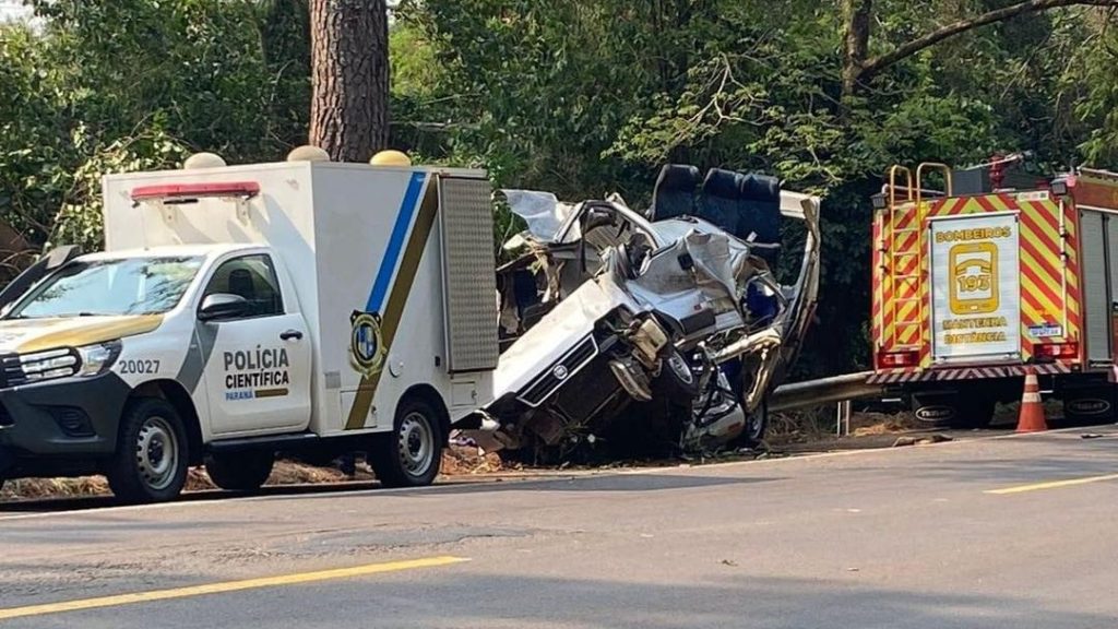 Acidente com van deixa 4 mortos na BR-272 entre Guaíra e Umuarama Acidente com van deixa 4 mortos na BR-272 entre Guaíra e Umuarama