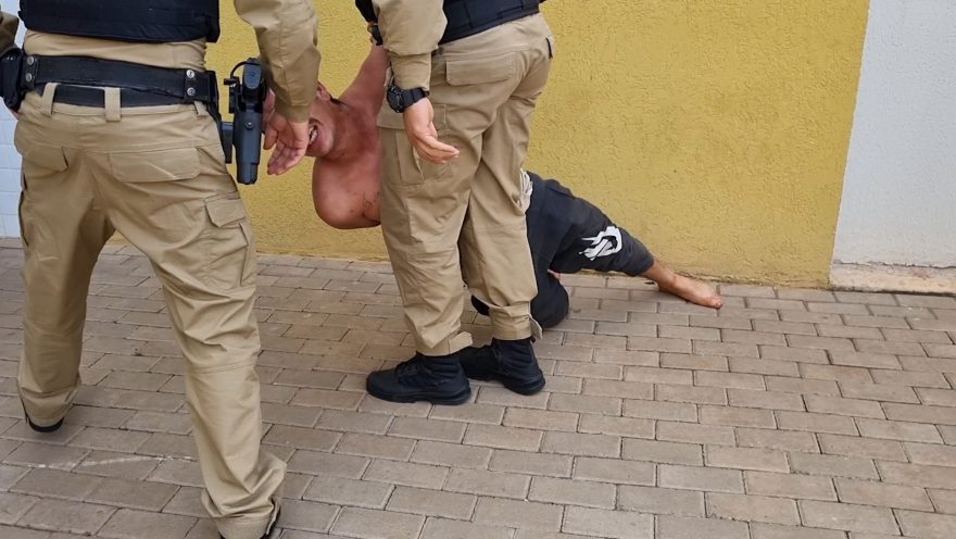 Indivíduo descumpre medida protetiva contra a mãe e é preso pela PM