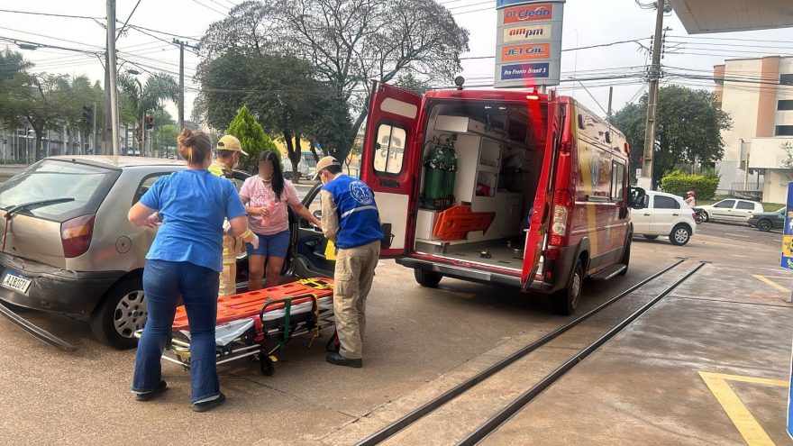 Mulher fica ferida em acidente entre Gol e Palio na Avenida Brasil