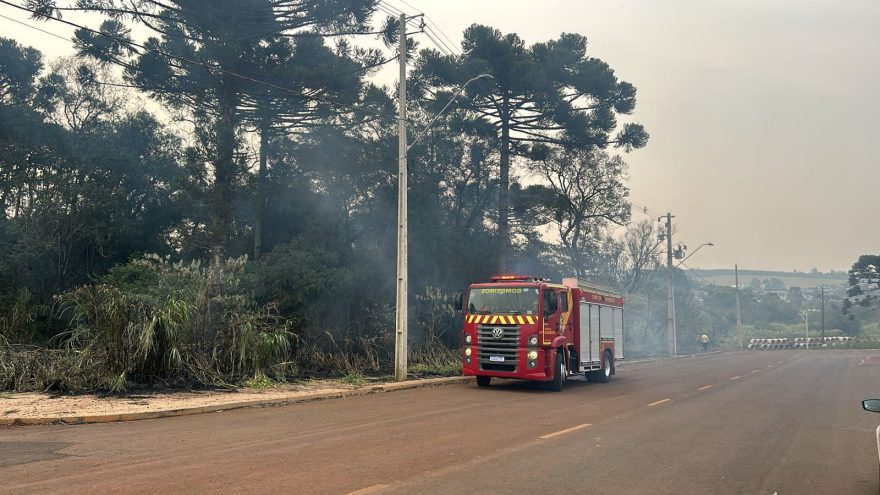 Bombeiros combatem incêndio no Recanto dos Pássaros