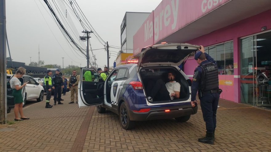 Homem é preso por embriaguez após acidente na Rua Presidente Juscelino Kubitscheck