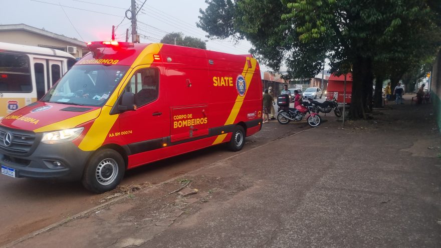Adolescente e dois motociclistas ficam feridos em acidente seguido de atropelamento