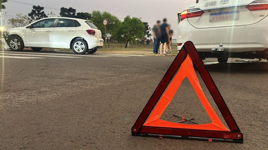 Polo e Corolla se envolvem em acidente na Avenida Tancredo Neves