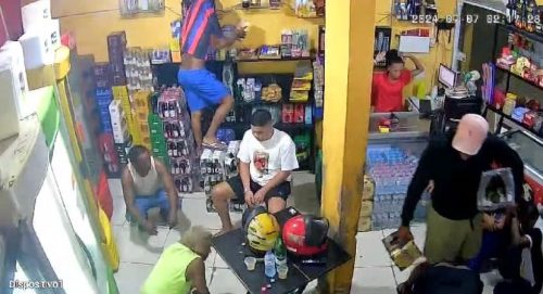 Só preciso de um dinheiro para comprar um mé… vídeo mostra conveniência sendo assaltada ao som de “Só Fé” Imagem referente a Só preciso de um dinheiro para comprar um mé… vídeo mostra conveniência sendo assaltada ao som de “Só Fé”