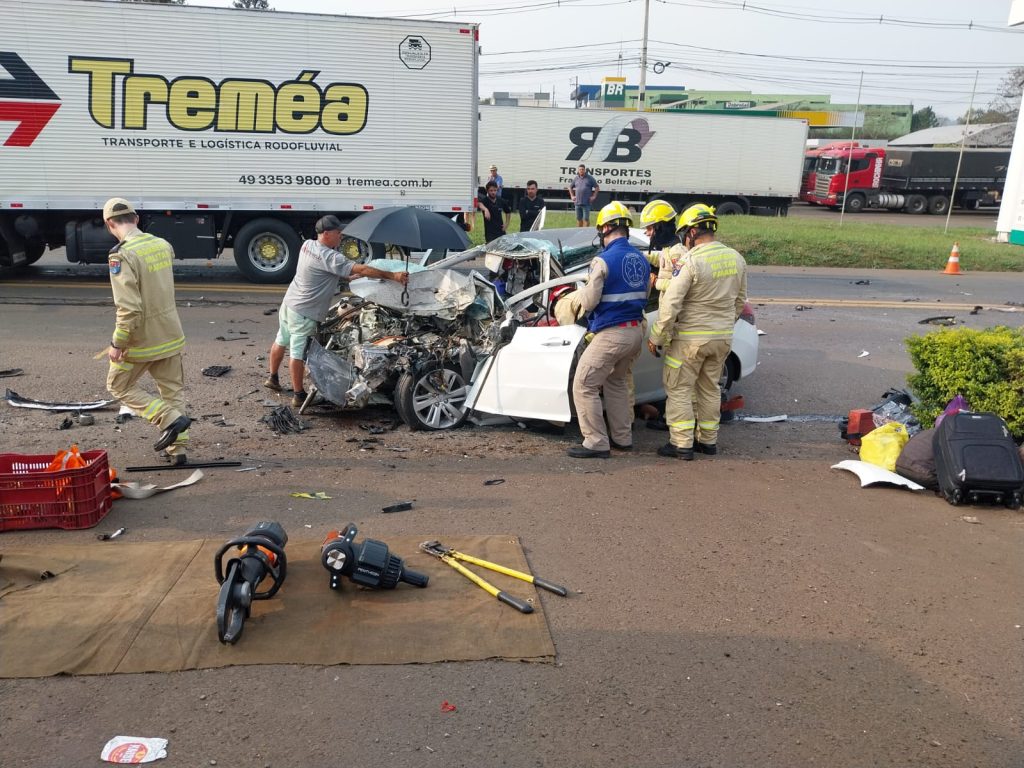 Mulher fica em estado grave em colisão frontal entre carro e caminhão na PR-483 Mulher fica em estado grave em colisão frontal entre carro e caminhão na PR-483