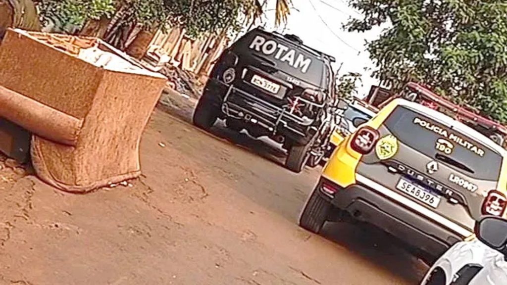 Homem é baleado pela PM após ameaçar a própria mãe com faca Homem é baleado pela PM após ameaçar a própria mãe com faca