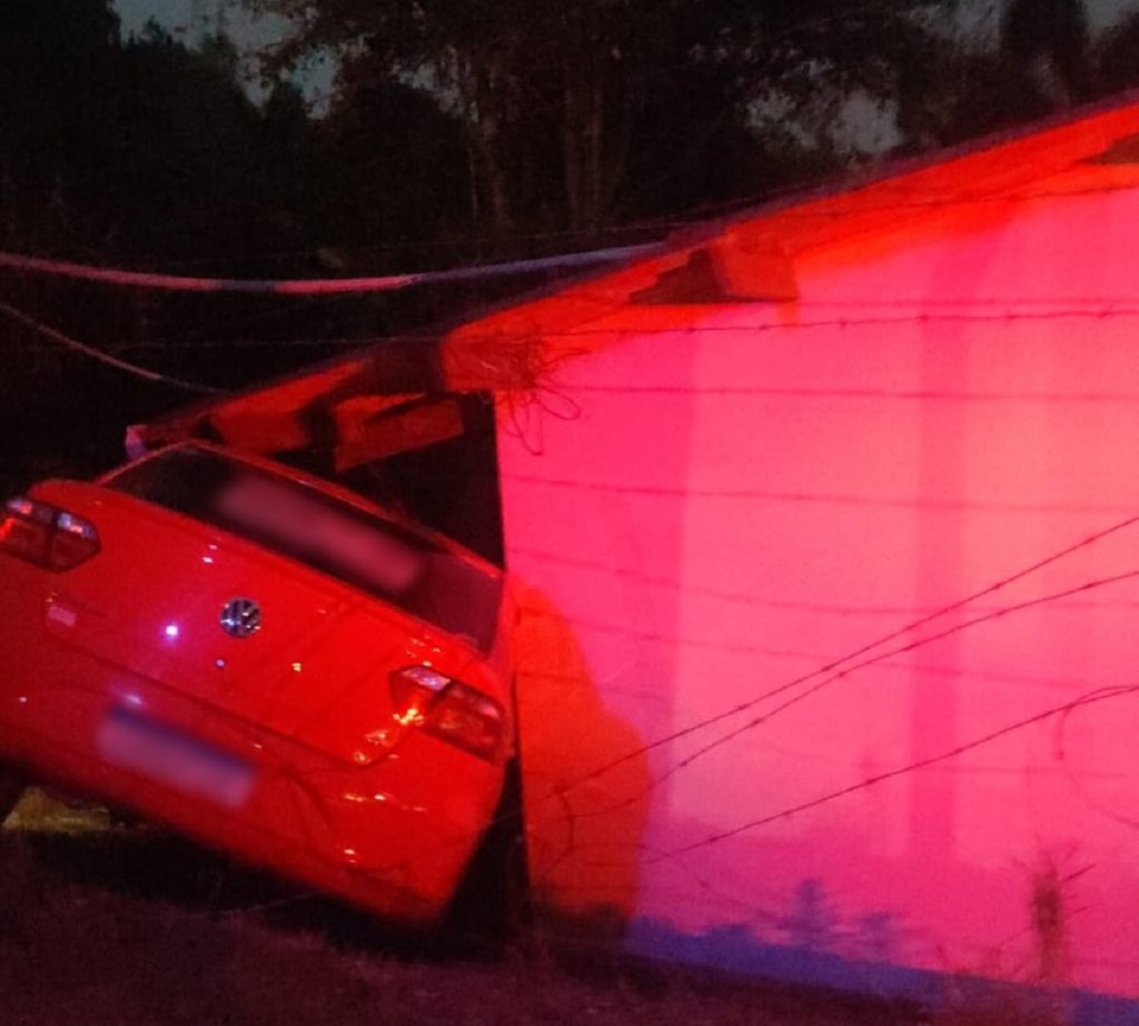 Mulher perde o controle de carro e bate em casa após sofrer mal súbito Mulher perde o controle de carro e bate em casa após sofrer mal súbito