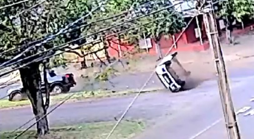 Câmera flagra Sandero tombando após colisão com Fiat Toro no bairro Alto Alegre