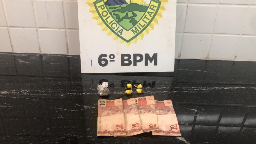 Em posse de drogas, indivíduo descumpre medida protetiva e é preso pela PM