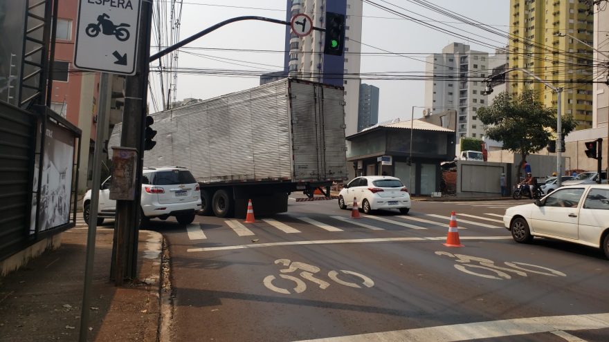 Caminhão quebra e prejudica trânsito no Centro
