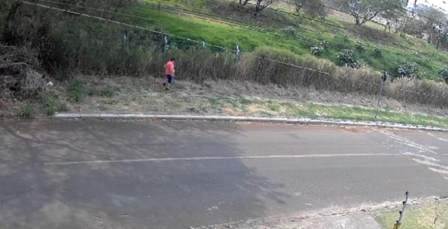 Homem é flagrado colocando fogo em vegetação na Rua da Colonização