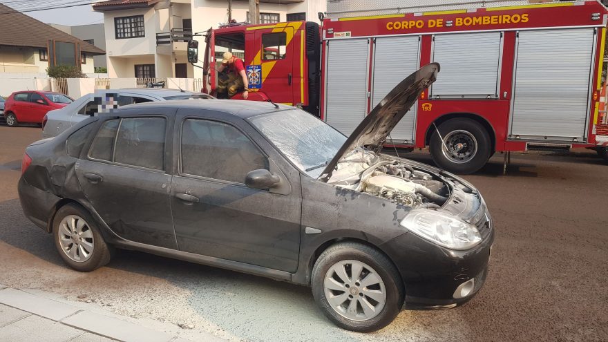 Incêndio em veículo mobiliza Corpo de Bombeiros no Centro