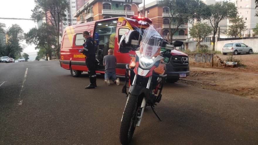 Pai reza enquanto criança é socorrida no Centro