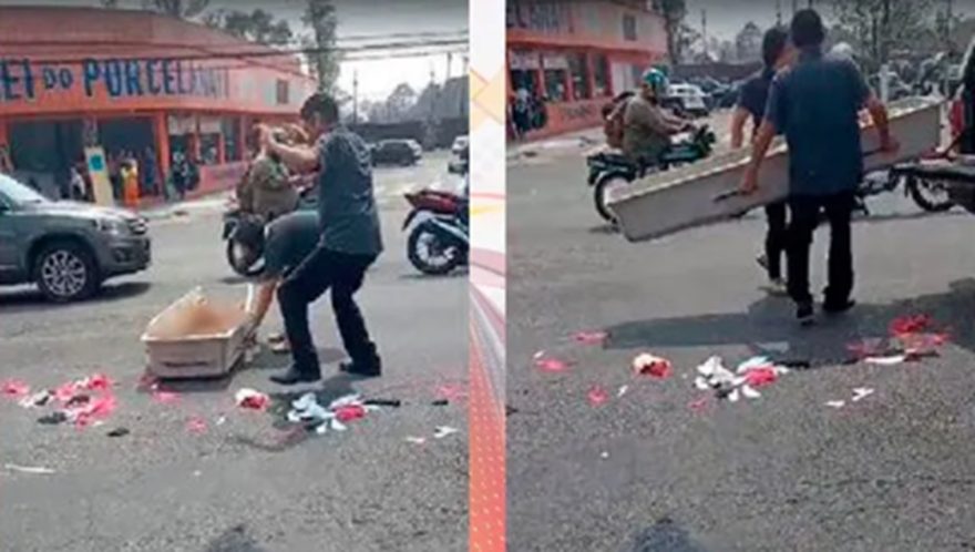 Caixão cai de carro funerário e exibe corpo na via