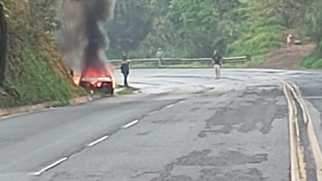 Carro é destruído pelo fogo na BR-158 em Pato Branco