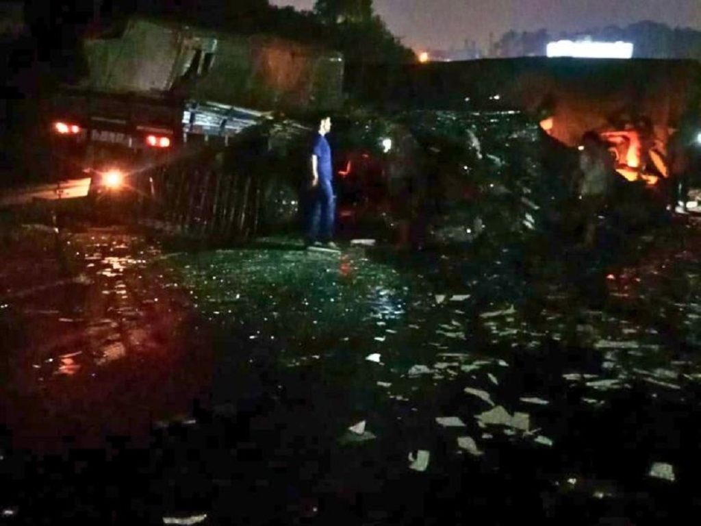 Engavetamento entre caminhões e carros deixa feridos na BR-277, em Campo Largo Engavetamento entre caminhões e carros deixa feridos na BR-277, em Campo Largo