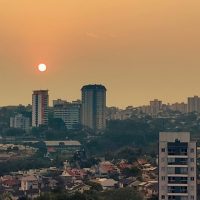 Imagem referente a Cascavel enfrenta temperaturas elevadas e baixa umidade nesta terça-feira; máxima é de 32°C