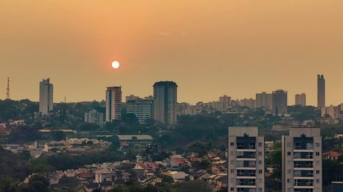 Imagem referente a Cascavel encara terça-feira de baixa umidade e muito calor; a máxima deve ser 34°C