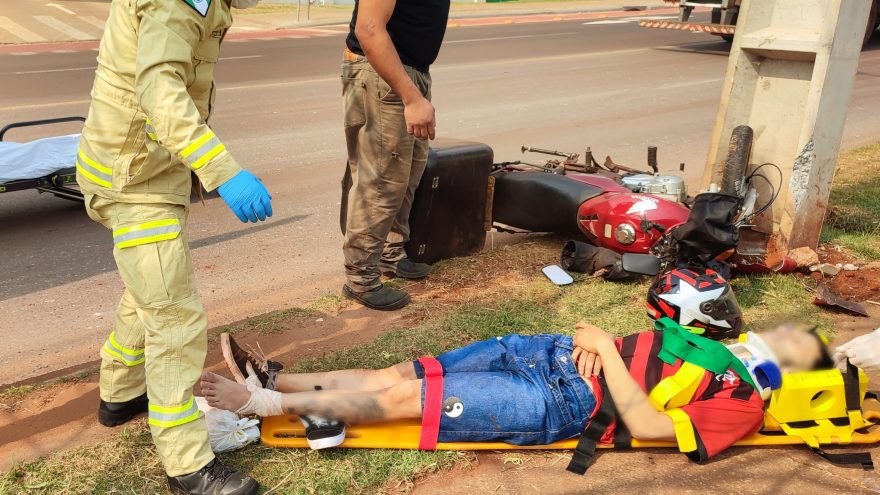 Homem fica ferido após bater moto contra poste na Rua Gandhi