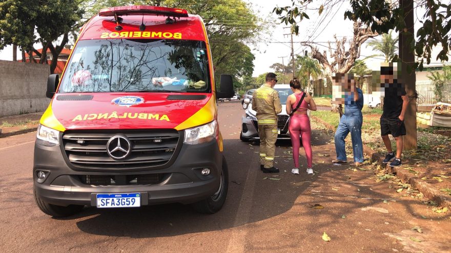 Mulher é atendida pelo Siate após acidente entre Gol e Kicks na Rua Cassiano Jorge Fernandes